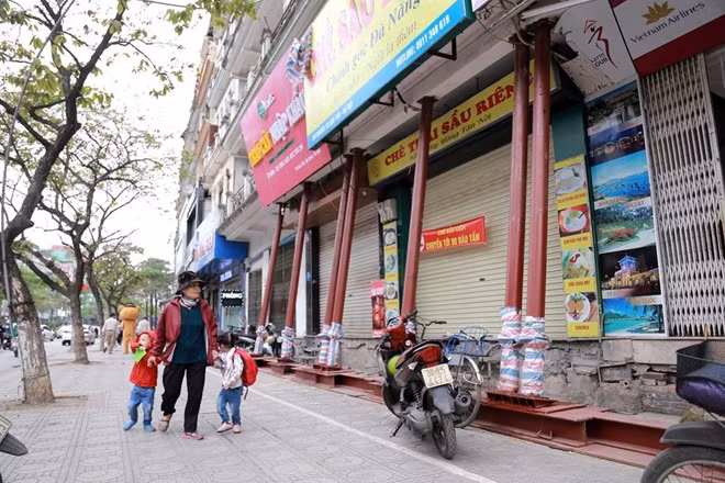 Nhiều người dân lo ngại về sự an toàn khi đi qua đây.