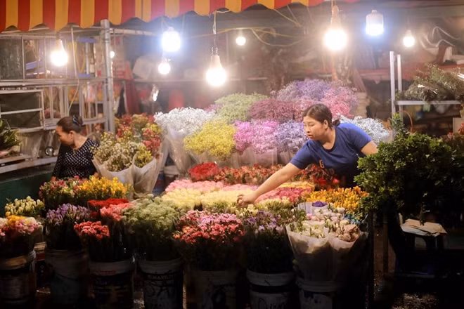Ánh sáng từ những bóng khiến khu chợ đầy sắc màu lung linh, huyền ảo.