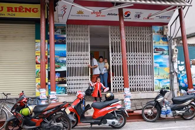 Chủ nhân một ngôi nhà cho biết, họ đã xin phép chính quyền địa phương tu sửa...