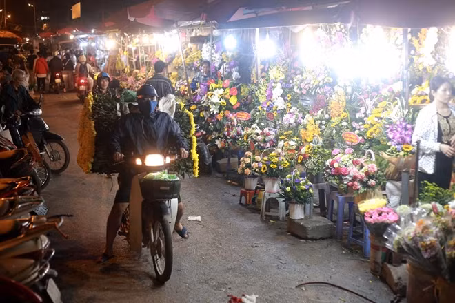 Gần đến Ngày Quốc tế Phụ nữ 8-3, chợ hoa đêm Quảng Bá (Nghi Tàm, Hà Nội) càng thêm sôi động.