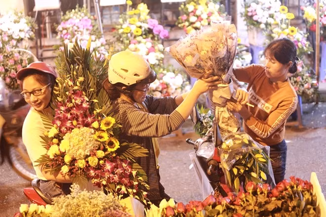 Tuy họp vào ban đêm nhưng chợ luôn tấp nập.