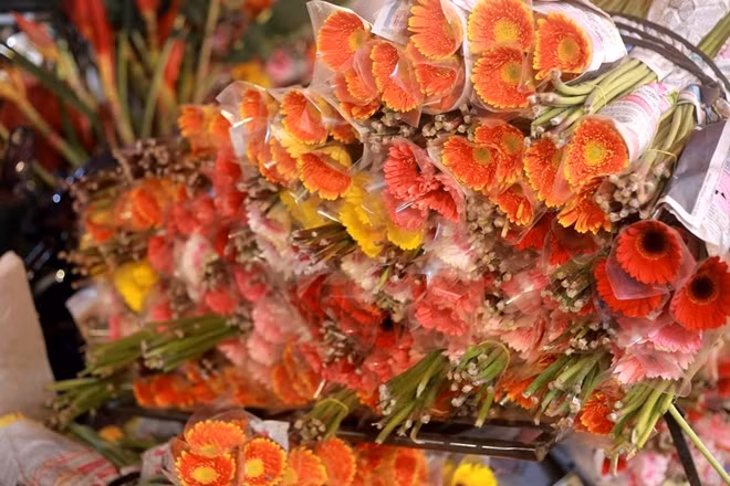 Hoa tại chợ Quảng Bá thường tươi mới và giá rẻ, nhất là khi mua sỉ.