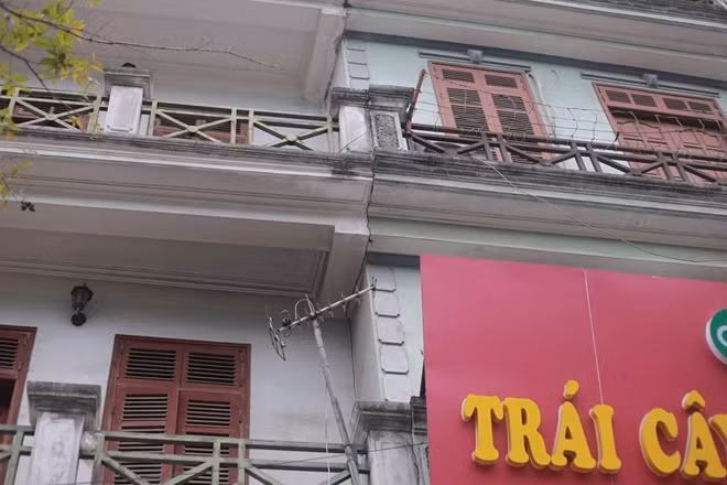 Dễ thấy nhiều vết nứt dài, sâu xuất hiện bên ngoài các ngôi nhà đang phải "chống nạng".