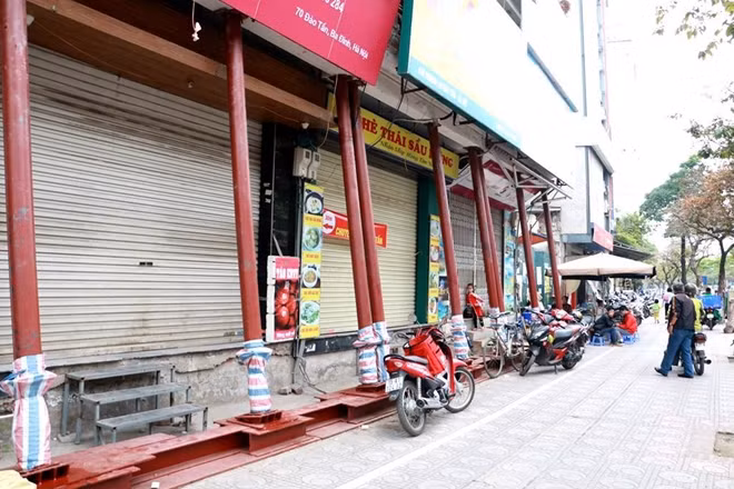 Một dãy gồm 3 căn nhà trên phố Đào Tấn (Hà Nội) phải "chống nạng" bằng cột sắt.