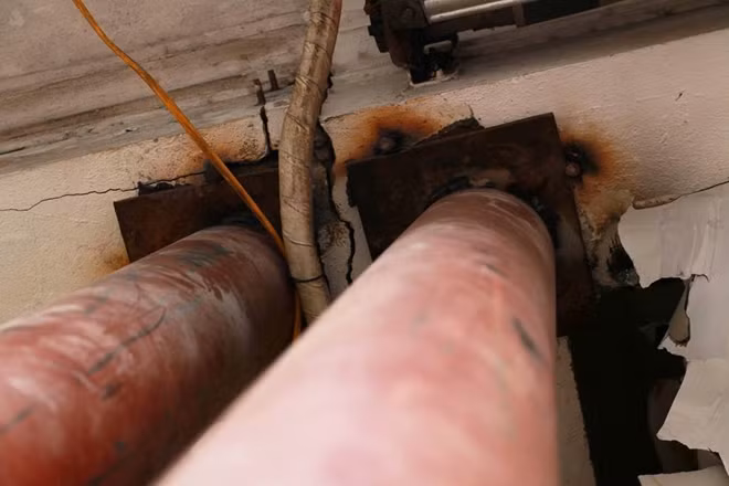 Phần đầu của những cây thép lớn được hàn trực tiếp vào thanh dầm của ngôi nhà để tạo lực đỡ.