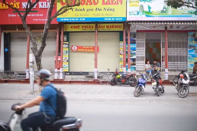 Dự kiến, công tác tu sửa nhà của họ sẽ mất từ 2 đến 3 tháng nữa. Điều này đồng nghĩa với hàng cột sắt cũng sẽ tiếp tục tồn tại trên phố Đào Tấn chừng ấy thời gian.