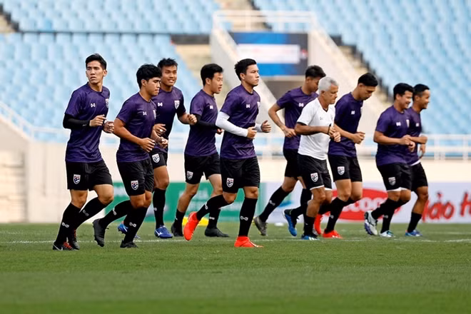 Đến Việt Nam muộn hơn hai đội U23 Indonesia và U23 Brunei, đội U23 Thái Lan chỉ có một buổi tập làm quen sân Mỹ Đình trước khi bước vào trận ra quân gặp U23 Indonesia tại vòng loại U23 châu Á 2020.