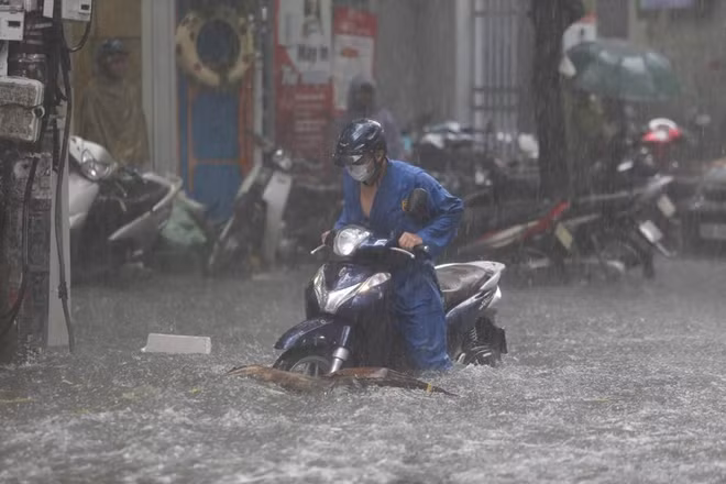 Không chỉ Vương Thừa Vũ, theo bản đồ các điểm ngập úng tại Hà Nội, nhiều điểm như Bùi Xương Trạch, Thái Hà, Phạm Ngọc Thạch, Vũ Trọng Phụng... cũng đang trong tình trạng ngập sâu.