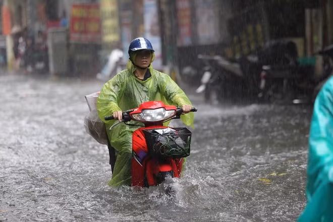Người và phương tiện di chuyển rất khó khăn khi đi qua đây.
