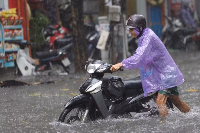 Nhiều xe bị chết máy khiến người điều khiển buộc phải xuống dắt bộ.