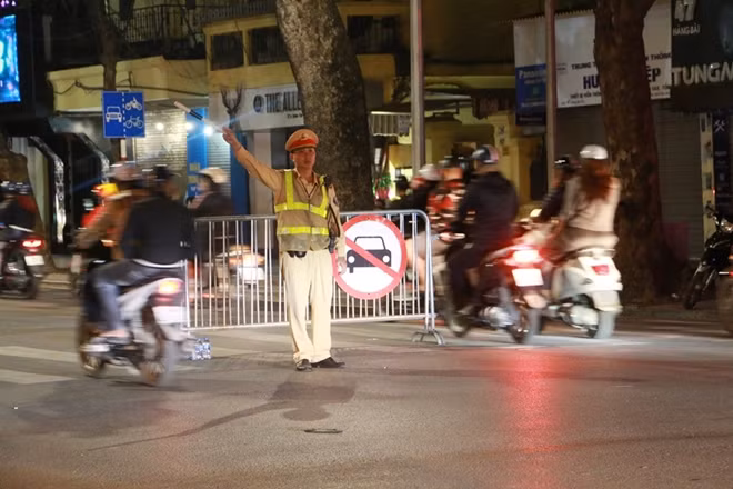 Lực lượng chức năng làm việc vất vả để hạn chế những hành động quá khích của các cổ động viên.