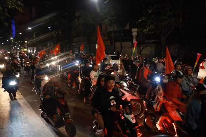 Nhiều ngả đường tại trung tâm Hà Nội đông nghẹt người với cờ đỏ sao vàng ăn mừng chiến thắng của thầy trò HLV Park Hang-seo.