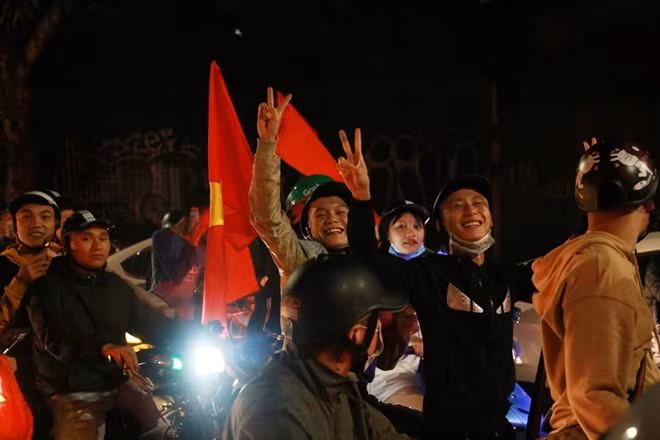 Những nụ cười rạng rỡ, hân hoan của các CĐV trong đêm ăn mừng chiến thắng của đội tuyển nước nhà.