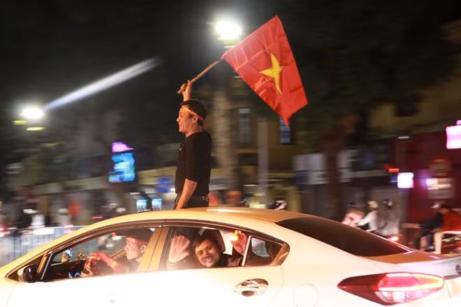 Ngoài cờ, băng đầu thì còi, trống hay bất cứ vật dụng tạo ra âm thanh đều được các CĐV mang theo trong hành trình "đi bão".