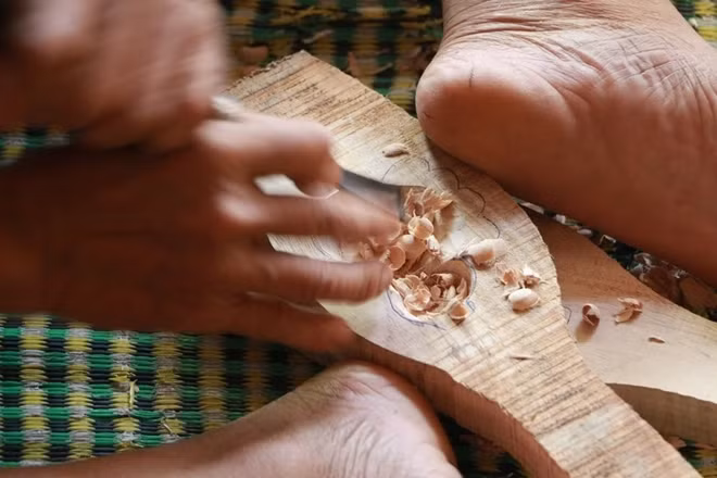 Người thợ sẽ đục thô theo các mẫu vẽ trên khuôn.