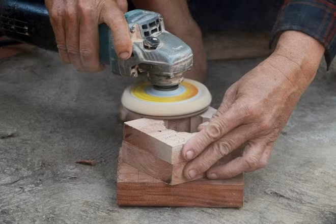 Sau khi đẽo thành hình và đóng thử bằng đất sét, khuôn sẽ được đánh nhẵn để hoàn thiện.