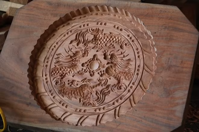 Tuy nhiên với những loại khuôn cỡ lớn thì cần tới hai tháng mới hoàn thành do cần tìm được mẫu gỗ thích hợp cũng như phần gia công đẽo họa tiết rất mất thời gian.