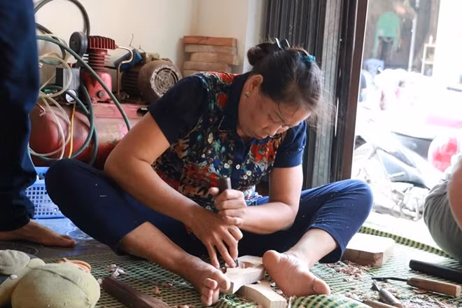 Trước đây nếu đẽo gọt thủ công nhà ông Bản phải mất 4-5 tiếng tuy nhiên hiện giờ ông sử dụng máy khoan đục lỗ đánh dấu vị trí cần đẽo nên tiết giảm được một nửa thời gian.