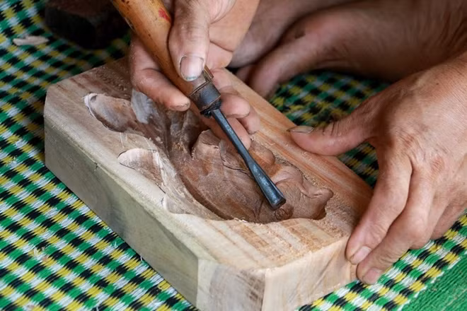 Để tạo ra một chiếc khuôn bánh Trung thu bằng gỗ phải trải qua rất nhiều công đoạn.