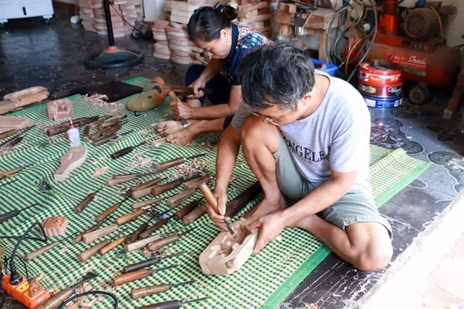 Gia đình ông Trần Văn Bản (làng Thượng Cung, xã Tiền Phong, Thường Tín, Hà Nội) đã giữ nghề làm khuôn bánh Trung thu trong suốt gần 40 năm qua.