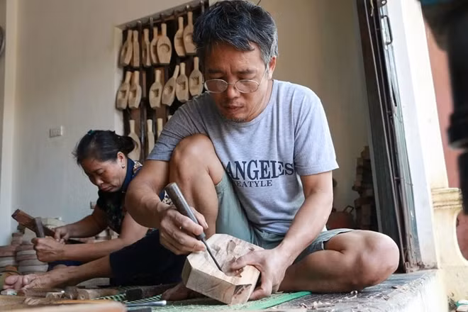 Sau đó là giai đoạn quan trọng nhất đẽo các họa tiết của khuôn. Đây là công đoạn đòi hỏi sự tỉ mỉ bởi chỉ một lần sai có thể hỏng khuôn.