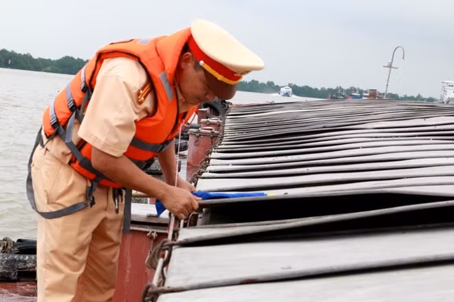 Lực lượng cảnh sát giao thông đường thủy kiểm tra các vi phạm như quá tải trọng, an toàn về phòng cháy chữa cháy,...