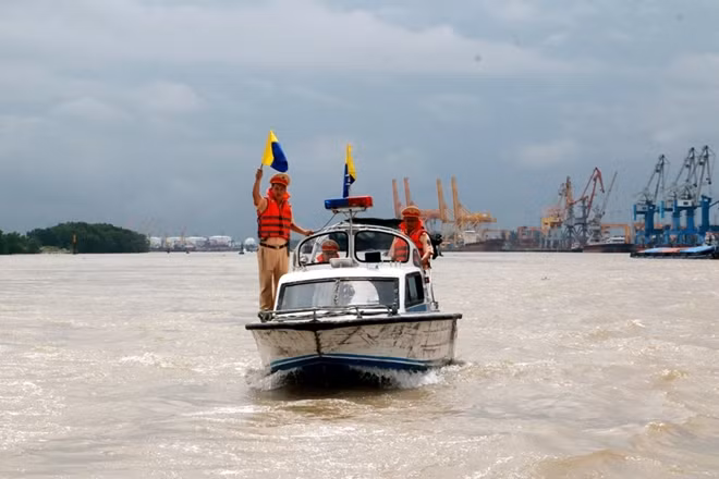 Thông qua công tác kiểm tra, xử lý để tuyên truyền, hướng dẫn cho chủ phương tiện thực hiện các quy định về đăng ký, đăng kiểm, an toàn kỹ thuật và hoán cải phương tiện; phối hợp với chính quyền địa phương, các cơ quan quản lý đường thủy nội địa, cơ quan đăng kiểm tạo điều kiện cho người dân chấp hành và thực hiện nghiêm túc công tác đăng ký, đăng kiểm, hoán cải, sửa chữa phương tiện, góp phần nâng cao hiệu quả công tác quản lý Nhà nước đối với công tác này.