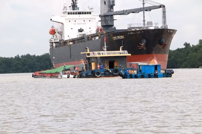 Với phương tiện chở xăng dầu, chở hàng hóa nguy hiểm cần kiểm tra thêm các quy định bắt buộc về điều kiện hoạt động đối với phương tiện chở hàng hóa nguy hiểm về danh mục hàng hóa nguy hiểm và việc vận tải hàng hóa.