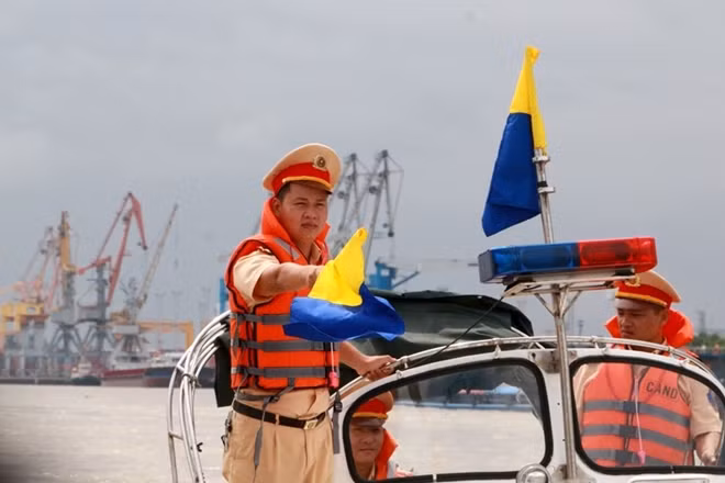 Đối tượng kiểm tra bao gồm tất cả các phương tiện thủy nội địa, hàng hải, tàu cá hoạt động trên đường thủy nội địa để phát hiện, xử lý các vi phạm theo quy định.