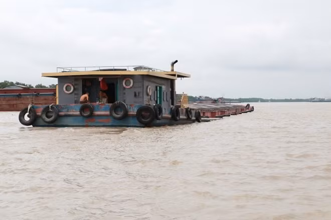 Đối với phương tiện vận chuyển hàng hóa tập trung kiểm tra hạn đăng kiểm để xử lý các phương tiện không đăng kiểm, hết hạn đăng kiểm.
