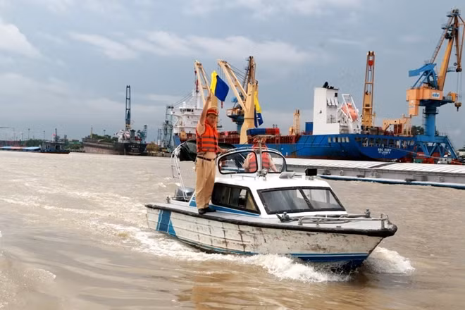 Đối với phương tiện chở khách theo tuyến cố định, phương tiện du lịch, lễ hội, phương tiện chở khách ngang sông tập trung kiểm tra các điều kiện an toàn, đặc biệt là thiết bị cứu sinh, cứu đắm, thiết bị phòng cháy, chữa cháy, vi phạm về công dụng, vùng hoạt động của phương tiện.