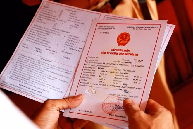 Lực lượng cảnh sát giao thông đường thủy kiểm tra đăng ký, đăng kiểm.