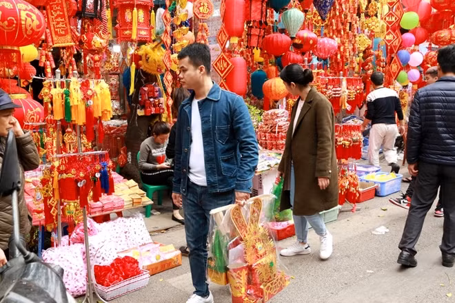 Một chủ cửa hàng trên phố Hàng Mã cho biết lượng khách tới đây trong ngày mai và ngày kia còn tăng lên cao hơn nữa..., vì vậy nhiều người đang tính mua thêm hàng để phục vụ nhu cầu lớn bùng phát.