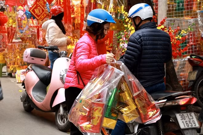Con phố hàng ngày vốn đã tập nập những ngày này càng trở nên sầm uất hơn.