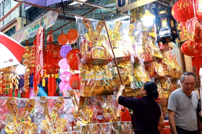 Trong đó nhiều nhất là bộ cúng Táo quân gồm quần áo, mũ hài phục vụ cho "việc chầu trời của vị Thần bếp".