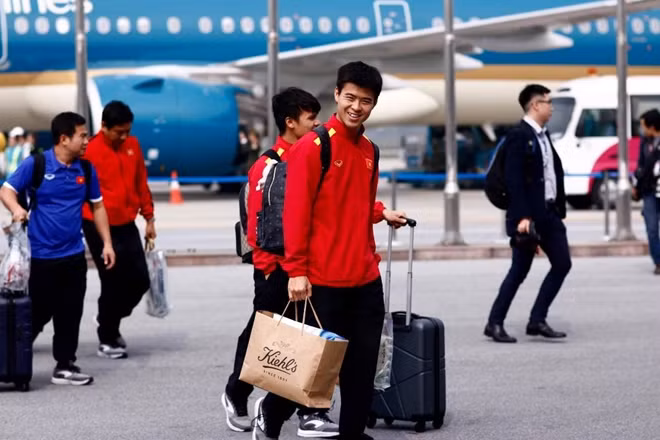 Trong khi đó Duy Mạnh "tay xách nách mang" tại sân bay. Tiền vệ của câu lạc bộ Hà Nội có một giải đấu thành công khi góp công không nhỏ đưa đội tuyển Việt Nam vào tới tứ kết Asian Cup.