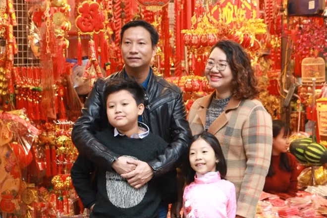 Nhiều gia đình tận dụng ngày nghỉ cuối tuần đi mua đồ chuẩn bị cho Tết....