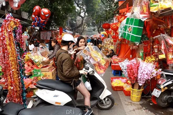 Con phố hàng ngày vốn đã tập nập những ngày này càng trở nên sầm uất hơn.