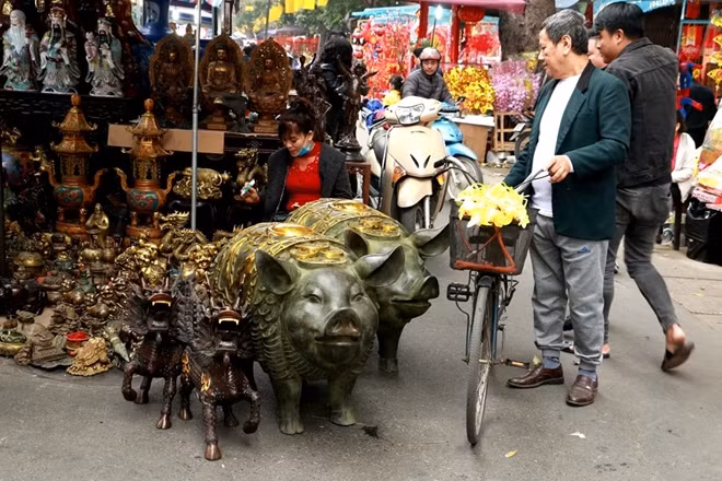 Năm mới Kỷ Hợi sắp đến nên các vật dụng mang hình chú lợn được bày bán rất nhiều.