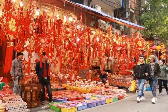 Nhiều tuyến phố cổ Hà Nội những ngày này như được nhuộm đỏ với vật phẩm trang trí phục Tết Nguyên Đang đang đến rất gần.