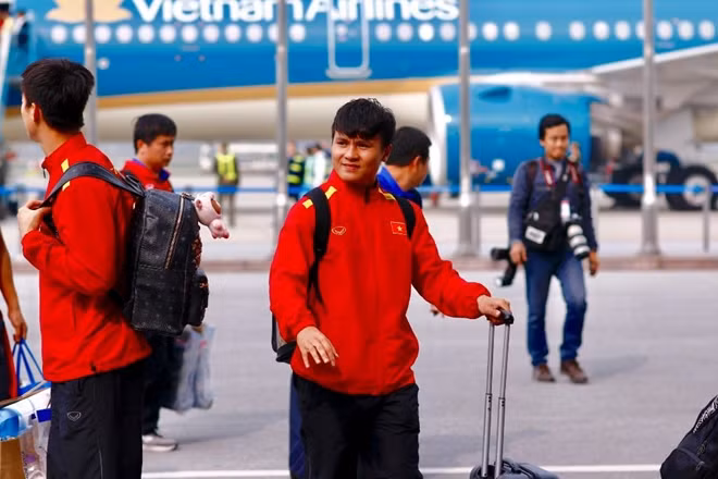 "Messi xứ Việt" có vẻ chưa quen với sự thay đổi thời tiết bất ngờ khi quay lại Hà Nội.