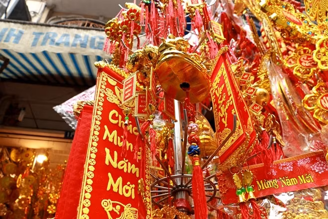 Những vật dụng trang trí Tết đầy rẫy trên nhiều con phố, đủ các mẫu mã, kích thước, chủng loại...
