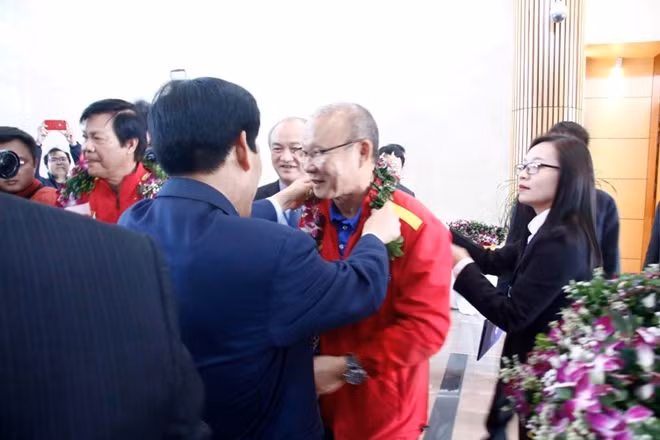 Toàn đội được chào đón vô cùng nồng nhiệt bởi các quan chức hàng đầu của nghành thể thao nước nhà.