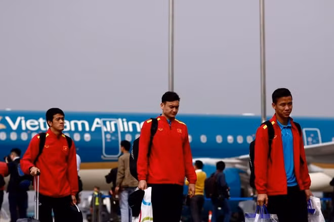 Những "chiến binh sao vàng" trở về nước sau hành trình vất vả tại Asian Cup.