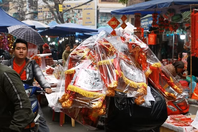 Phần lớn đồ hàng mã bán tại đây được vận chuyền về từ làng nghề truyền thống xung quanh Hà Nội.