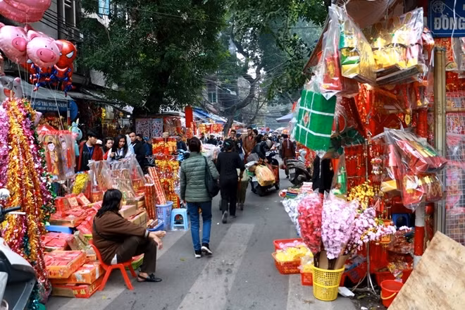 Phố Hàng Mã, Hà Nội những ngày này tràn ngập mặt hàng phục vụ Tết ông Công, ông Táo (ngày 23 tháng Chạp) đã được bày bán.