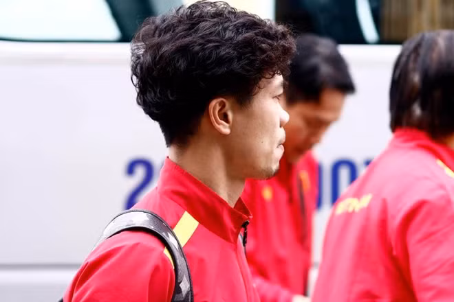 Công Phượng vẫn xuất hiện với mái tóc vô cùng đặc biệt. CP10 được nhiều người gọi đùa là "bà thím quốc dân" vì mái tóc có phần lạ lùng này.