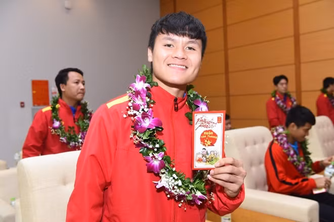 Quang Hải với chiếc bao lì xì đầu năm nhận ngay tại sân bay.