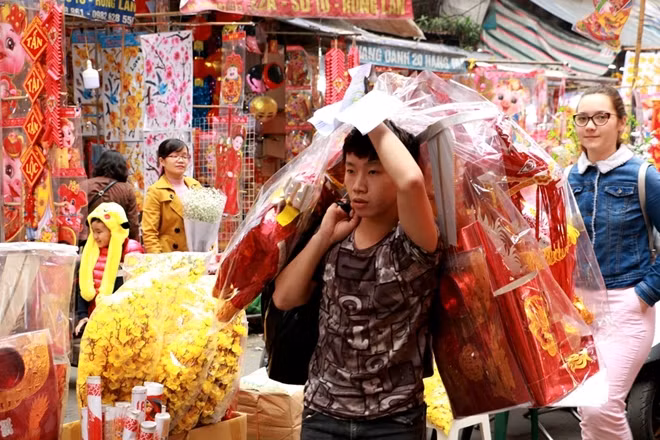 Phần lớn đồ hàng mã bán tại đây được vận chuyền về từ làng nghề truyền thống xung quanh Hà Nội.