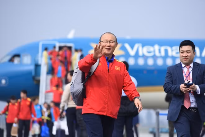 Như thường lệ, người dẫn đầu đội tuyển vẫn là HLV Park Hang Seo. Ông thầy người Hàn Quốc tỏ ra khá vui vẻ sau khi vượt qua mục tiêu đề ra ban đầu.